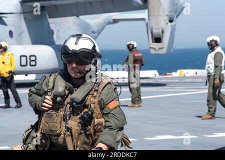 230719-N-OF444-1011 Cartagena, Kolumbien - (19. Juli 2023) - USA Die an das Marine Medium Tiltrotor Squadron 774 (VMM-774) angeschlossene CPL Bryan LaBranch des Marine Corps verlässt zur Unterstützung der UNITAS am 19. Juli 2023 eine MV-22 Osprey an Bord der Amphibienladerampe der San-Antonio-Klasse USS New York (LPD-21). UNITAS ist die am längsten laufende maritime Übung der Welt. Dieses Jahr ist Kolumbien Gastgeber und vereint multinationale Streitkräfte aus 20 Partnerländern, darunter 26 Kriegsschiffe/Schiffe, drei U-Boote, 25 Flugzeuge (fester Flügel/Hubschrauber) und etwa 7.000 Personen. Die Übung trainiert die Kräfte in Joi Stockfoto
