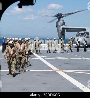 230719-N-OF444-1269 Cartagena, Kolumbien - (19. Juli 2023) – Marines von multinationalen Diensten nehmen an einem MV-22-Osprey-Flugbetrieb an Bord der Amphibien-Transportanlage USS New York der San-Antonio-Klasse (LPD-21) zur Unterstützung der UNITAS Teil, 19. Juli 2023 . UNITAS ist die am längsten laufende maritime Übung der Welt. Dieses Jahr ist Kolumbien Gastgeber und vereint multinationale Streitkräfte aus 20 Partnerländern, darunter 26 Kriegsschiffe/Schiffe, drei U-Boote, 25 Flugzeuge (fester Flügel/Hubschrauber) und etwa 7.000 Personen. Die Übung bildet Truppen in gemeinsamen Seeoperationen aus, die dies ermöglichen Stockfoto