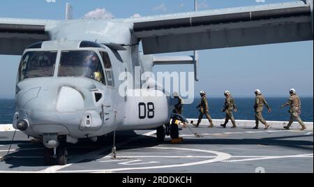 230719-N-OF444-1287 Cartagena, Kolumbien - (19. Juli 2023) – Marines von multinationalen Diensten nehmen an einem MV-22-Osprey-Flugbetrieb an Bord der Amphibien-Transportanlage USS New York der San-Antonio-Klasse (LPD-21) zur Unterstützung der UNITAS Teil, 19. Juli 2023 . UNITAS ist die am längsten laufende maritime Übung der Welt. Dieses Jahr ist Kolumbien Gastgeber und vereint multinationale Streitkräfte aus 20 Partnerländern, darunter 26 Kriegsschiffe/Schiffe, drei U-Boote, 25 Flugzeuge (fester Flügel/Hubschrauber) und etwa 7.000 Personen. Die Übung bildet Truppen in gemeinsamen Seeoperationen aus, die dies ermöglichen Stockfoto