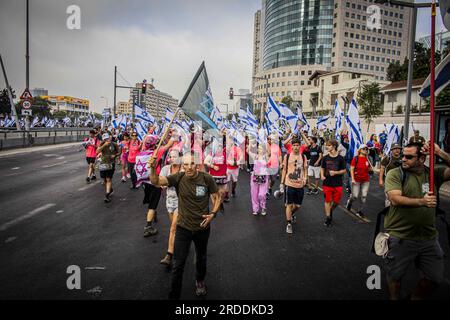 Tel Aviv, Israel. 18. Juli 2023. Demonstranten marschieren mit israelischer Flagge während einer Demonstration in Tel Aviv. Zehntausende Demonstranten blockierten am Dienstag Autobahnen und Bahnhöfe und marschierten im Zentrum von Tel Aviv während eines Tages landesweiter Demonstrationen gegen Premierminister Benjamin Netanjahus umstrittenen Plan zur Justizreform. (Kreditbild: © Eyal Warshavsky/SOPA Images via ZUMA Press Wire) NUR REDAKTIONELLE VERWENDUNG! Nicht für den kommerziellen GEBRAUCH! Stockfoto