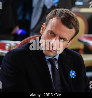 Paris : Manuel Valls, Emmenuel Macron et Najat Vallaud-Belkacem à la tersasse du café du George V - PARIS, FRANKREICH - 11. NOVEMBRE 2015 Stockfoto