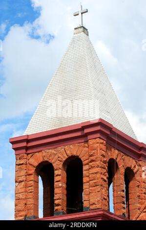 Die Glockenstadt an der Grace Christian Church ist aus lokal abgebautem rotem Sandstein gestaltet. Es liegt in Houghton, Michigan und ist über 100 Jahre alt. Stockfoto