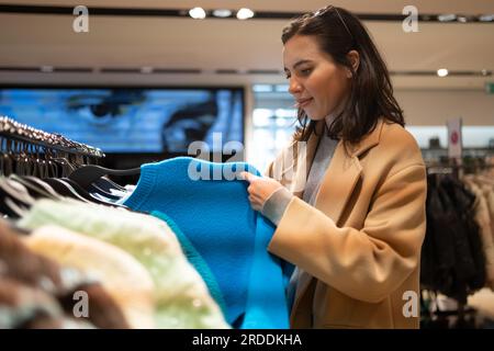 Einkaufen, Kleidung zur Auswahl, Inspiration für Kleiderschränke oder Designideen für den Einzelhandel in Second-Hand-Geschäften oder Boutiquen. Stockfoto