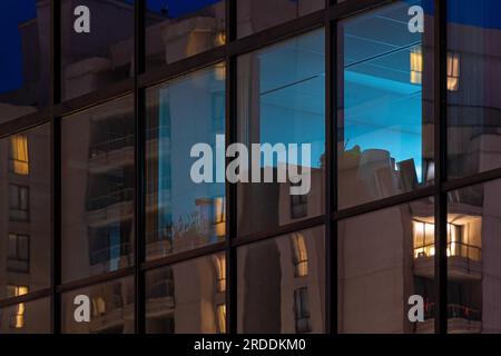 Nachtschwärzungen von Apartment- und Bürofenstern, Innenstadt von Vancouver, British Columbia, Kanada. Stockfoto