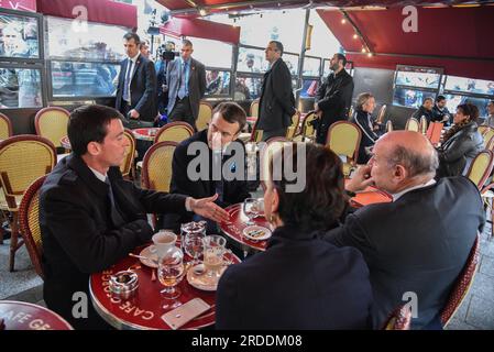 Paris : Manuel Valls, Emmenuel Macron et Najat Vallaud-Belkacem à la tersasse du café du George V - PARIS, FRANKREICH - 11. NOVEMBRE 2015 Stockfoto