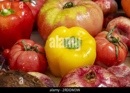 Stillleben mit gelben Paprika, reifen Tomaten und etwas Obst Stockfoto