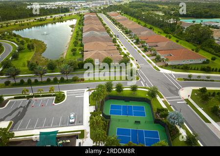 Luftaufnahme der blauen Tennisplätze für sportliche Freizeitaktivitäten Stockfoto