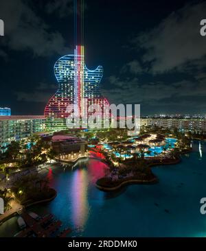 Blick aus der Vogelperspektive auf das gitarrenförmige Seminole Hard Rock Hotel and Casino in Hollywood, Florida Stockfoto