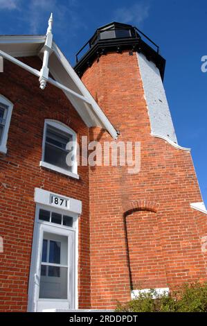 Der Eingang zum Eagle Harbor Lightkeeper's Home, verbunden mit dem Leuchtturm, wurde 1871 nach einer Plakette über der Tür gebaut. Leuchtend blauer Himmel über Upper Stockfoto