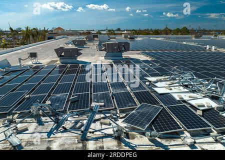 Zerbrochene Solarpaneele, die durch Hurrikan-Ian-Winde zerstört wurden, die auf dem Dach von Industriegebäuden zur Erzeugung von ökologischem Strom montiert sind. Stockfoto