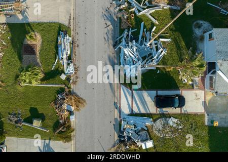 Müllhaufen auf der Straßenseite von schwer beschädigten Häusern nach Hurrikan Ian in Florida Wohnmobil-Wohngebiet. Konsequenzen von Natur aus Stockfoto
