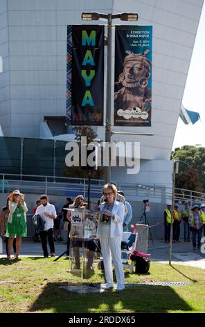 Lynda Oschin, Witwe von Samuel Oschin, die vor der Presse im California Science Center im Exposition Park, Los Angeles, Kalifornien, USA spricht Stockfoto