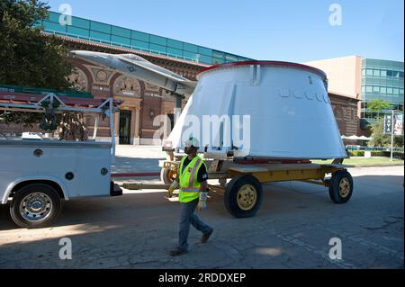 Arbeiter, die einen der hinteren Schürzen des Endeavor Space Shuttle in Position bringen, um ihn im California Science Center, L.A., CA, zu installieren. Stockfoto