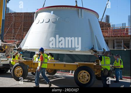 Arbeiter, die einen der hinteren Schürzen des Endeavor Space Shuttle in Position bringen, um ihn im California Science Center, L.A., CA, zu installieren. Stockfoto