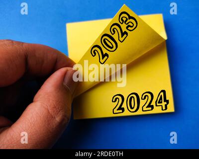 Gelber Aufkleber mit der Nummer 2023 2024 auf blauem Hintergrund Stockfoto