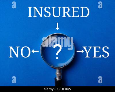 Vergrößerungsglas mit dem Wort VERSICHERTER NEIN JA auf blauem Hintergrund Stockfoto