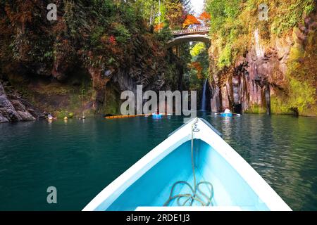 Miyazaki, Japan - Nov. 24 2022: Die Takachiho-Schlucht ist ein schmaler Abgrund, der durch den Felsen am Gokase River geschnitten wird. Zahlreiche Aktivitäten für Touristen wie rowi Stockfoto