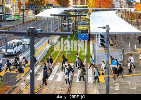 Kumamoto, Japan - Nov. 24 2022: Die Kumamoto City Tram ist eine bequeme öffentliche Verkehrsmittel, um in Kumamoto zu reisen Stockfoto