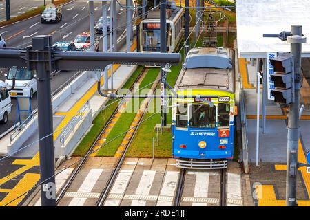 Kumamoto, Japan - Nov. 24 2022: Die Kumamoto City Tram ist eine bequeme öffentliche Verkehrsmittel, um in Kumamoto zu reisen Stockfoto