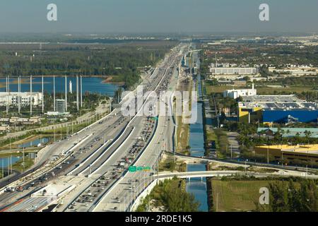 Blick von oben auf den american Wide Freeway in Miami, Florida, mit dichtem Verkehr von Autofahrern während der Hauptverkehrszeiten. Transportinfrastruktur der USA Stockfoto