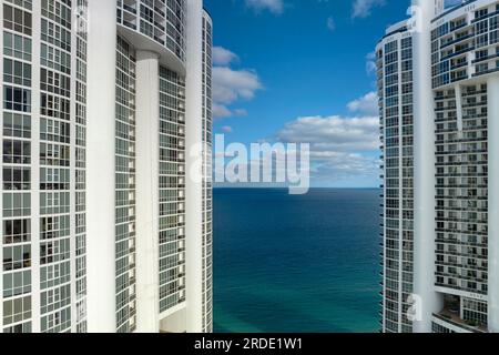 Blick von oben auf luxuriöse Hochhaushotels und Ferienwohnungen am Atlantik in Sunny Isles Beach City. Amerikanische Tourismusinfrastruktur im Süden Stockfoto