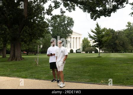 Washington, Vereinigte Staaten. 20. Juli 2023. Leandro Trossard, rechts, geht mit anderen Arsenal-Spielern spazieren, nachdem er am Donnerstag, den 20. Juli 2023, das Kapitol der USA in Washington, DC besichtigt hat. Kredit: Julia Nikhinson/CNP/dpa/Alamy Live News Stockfoto