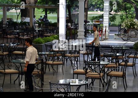 Junge männliche Kellner sind aufmerksam und warten darauf, Gäste in einem Open-Air-Restaurant im Zentrum von Hanoi, Vietnam, Asien, 2014 zu begrüßen Stockfoto