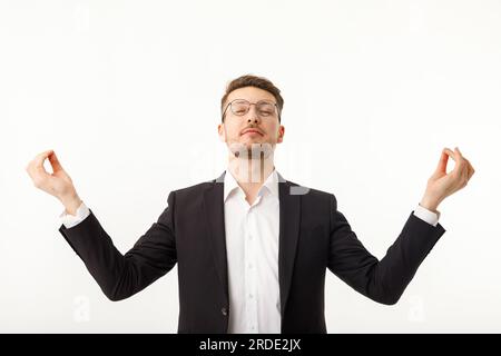 Geschäftsmann meditiert mit geschlossenen Augen auf weißem Hintergrund. Stockfoto