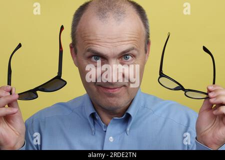 Nahaufnahme eines Mannes mit zwei Gläsern. Stockfoto