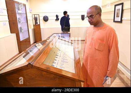 Kalkutta, Westbengalen, Indien. 19. Juli 2023. Ein Sadhu, der die Ausstellung ansieht. (Kreditbild: © Suraranjan Nandi/Pacific Press via ZUMA Press Wire) NUR REDAKTIONELLE VERWENDUNG! Nicht für den kommerziellen GEBRAUCH! Stockfoto