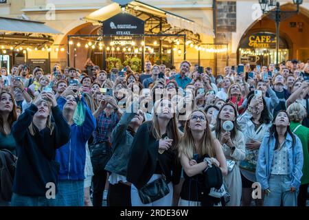 Prag, Tschechische Republik. 20. Juli 2023. Die Touristenmassen beobachten Prag Orloj - Prager astronomische Uhr am Altstädter Ring in Prag. Kredit: SOPA Images Limited/Alamy Live News Stockfoto