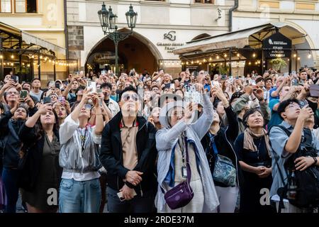 Prag, Tschechische Republik. 20. Juli 2023. Die Touristenmassen beobachten Prager Orloj - Prager astronomische Uhr am Altstädter Ring in Prag. (Foto: Tomas Tkacik/SOPA Images/Sipa USA) Guthaben: SIPA USA/Alamy Live News Stockfoto