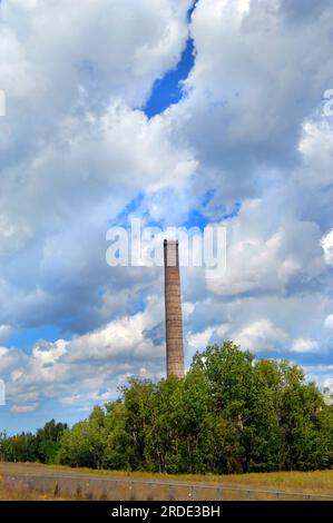 Das ehemalige Quincy Mill liegt in Ruinen und ist ein Überbleibsel der Kupferbergbauindustrie auf der oberen Halbinsel, Michigan. Der Rauchschorf ist von Wolken und Blau umrahmt Stockfoto