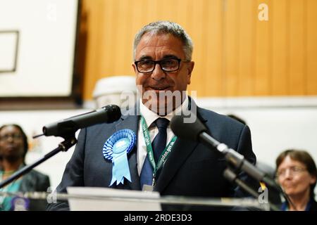 Der konservative Abgeordnete Steve Tuckwell im Queensmead Sports Centre in South Ruislip, West-London, hält eine Rede, nachdem er die Nachwahlen in Uxbridge und South Ruislip gewonnen hatte, die nach dem Rücktritt des ehemaligen Premierministers Boris Johnson aufgerufen wurde. Bilddatum: Freitag, 21. Juli 2023. Stockfoto