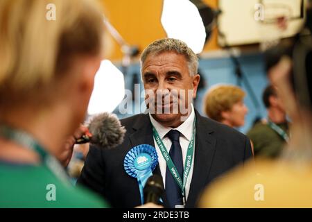 Der konservative Abgeordnete Steve Tuckwell im Queensmead Sports Centre in South Ruislip, West-London, spricht zu den Medien, nachdem er die Nachwahlen in Uxbridge und South Ruislip gewonnen hatte, die nach dem Rücktritt des ehemaligen Premierministers Boris Johnson einberufen wurden. Bilddatum: Freitag, 21. Juli 2023. Stockfoto