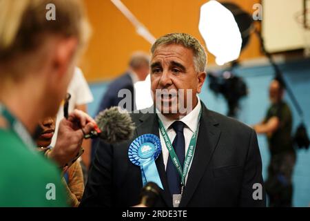 Der konservative Abgeordnete Steve Tuckwell im Queensmead Sports Centre in South Ruislip, West-London, spricht zu den Medien, nachdem er die Nachwahlen in Uxbridge und South Ruislip gewonnen hatte, die nach dem Rücktritt des ehemaligen Premierministers Boris Johnson einberufen wurden. Bilddatum: Freitag, 21. Juli 2023. Stockfoto