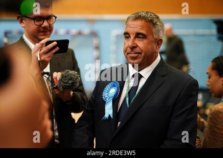 Der konservative Abgeordnete Steve Tuckwell im Queensmead Sports Centre in South Ruislip, West-London, spricht zu den Medien, nachdem er die Nachwahlen in Uxbridge und South Ruislip gewonnen hatte, die nach dem Rücktritt des ehemaligen Premierministers Boris Johnson einberufen wurden. Bilddatum: Freitag, 21. Juli 2023. Stockfoto