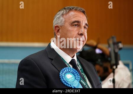 Der konservative Abgeordnete Steve Tuckwell im Queensmead Sports Centre in South Ruislip, West-London, spricht zu den Medien, nachdem er die Nachwahlen in Uxbridge und South Ruislip gewonnen hatte, die nach dem Rücktritt des ehemaligen Premierministers Boris Johnson einberufen wurden. Bilddatum: Freitag, 21. Juli 2023. Stockfoto