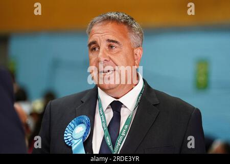 Der konservative Abgeordnete Steve Tuckwell im Queensmead Sports Centre in South Ruislip, West-London, spricht zu den Medien, nachdem er die Nachwahlen in Uxbridge und South Ruislip gewonnen hatte, die nach dem Rücktritt des ehemaligen Premierministers Boris Johnson einberufen wurden. Bilddatum: Freitag, 21. Juli 2023. Stockfoto