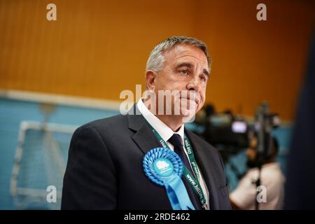 Der konservative Abgeordnete Steve Tuckwell im Queensmead Sports Centre in South Ruislip, West-London, nach dem Sieg bei den Nachwahlen in Uxbridge und South Ruislip, die nach dem Rücktritt des ehemaligen Premierministers Boris Johnson einberufen wurden. Bilddatum: Freitag, 21. Juli 2023. Stockfoto