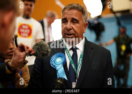 Der konservative Abgeordnete Steve Tuckwell im Queensmead Sports Centre in South Ruislip, West-London, spricht zu den Medien, nachdem er die Nachwahlen in Uxbridge und South Ruislip gewonnen hatte, die nach dem Rücktritt des ehemaligen Premierministers Boris Johnson einberufen wurden. Bilddatum: Freitag, 21. Juli 2023. Stockfoto