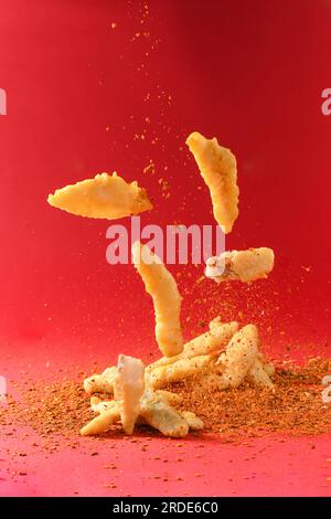 Frittierter Schweinebauch, isoliert auf weißem Hintergrund. Stockfoto