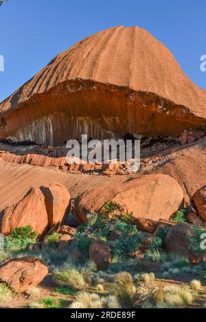 Wunderschöne Aussicht auf Uluru, Ayers Rock im Uluru-Kata Tjuta National Park, Northern Territory, Australien. Stockfoto