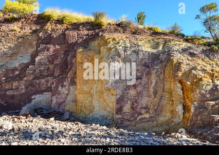 Die Ochre Pits in den West MacDonnell Ranges wurden für traditionelle und heilige Gemälde von einheimischen Australiern verwendet Stockfoto