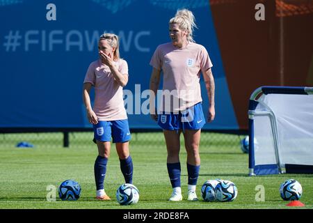 Jordan Nobbs (links) und Millie Bright während eines Trainings im Spencer Park in Brisbane, Australien. Die Löwin wird am Samstag, den 22. Juli, in Brisbane ihre FIFA-WM-Kampagne gegen Haiti starten. Bilddatum: Freitag, 21. Juli 2023. Stockfoto