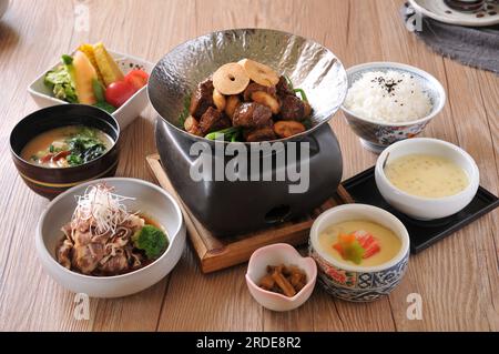 Gebratenes Rind mit Gemüse, japanisches teishoku, Mittagessen Stockfoto