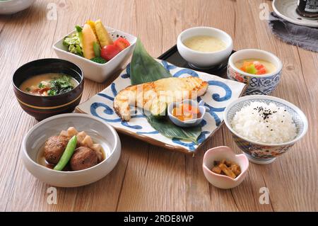 Salzgegrillter Kabeljau, japanisches teishoku, Mittagessen Stockfoto