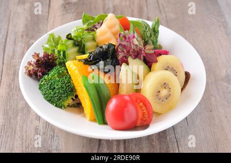 Obstplatte, tropische Obstauswahl, japanische Speisen. Stockfoto