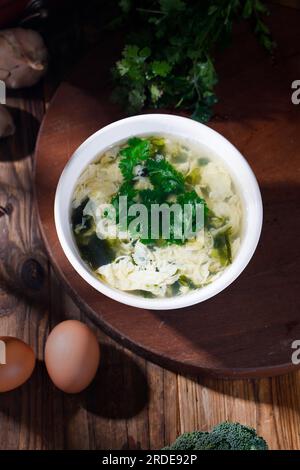 Wachame Seetang-Ei-Tropfensuppe in weißer Schüssel Stockfoto