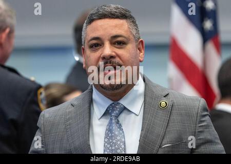 New York, Usa. 20. Juli 2023. Polizeikommissar Edward Caban besucht den israelischen Präsidenten Isaac Herzog im Polizeihauptquartier in New York. (Foto: Lev Radin/Pacific Press) Kredit: Pacific Press Media Production Corp./Alamy Live News Stockfoto